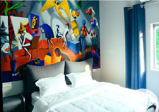 东山对于酒店的墙体彩绘而言更注重哪些方面？